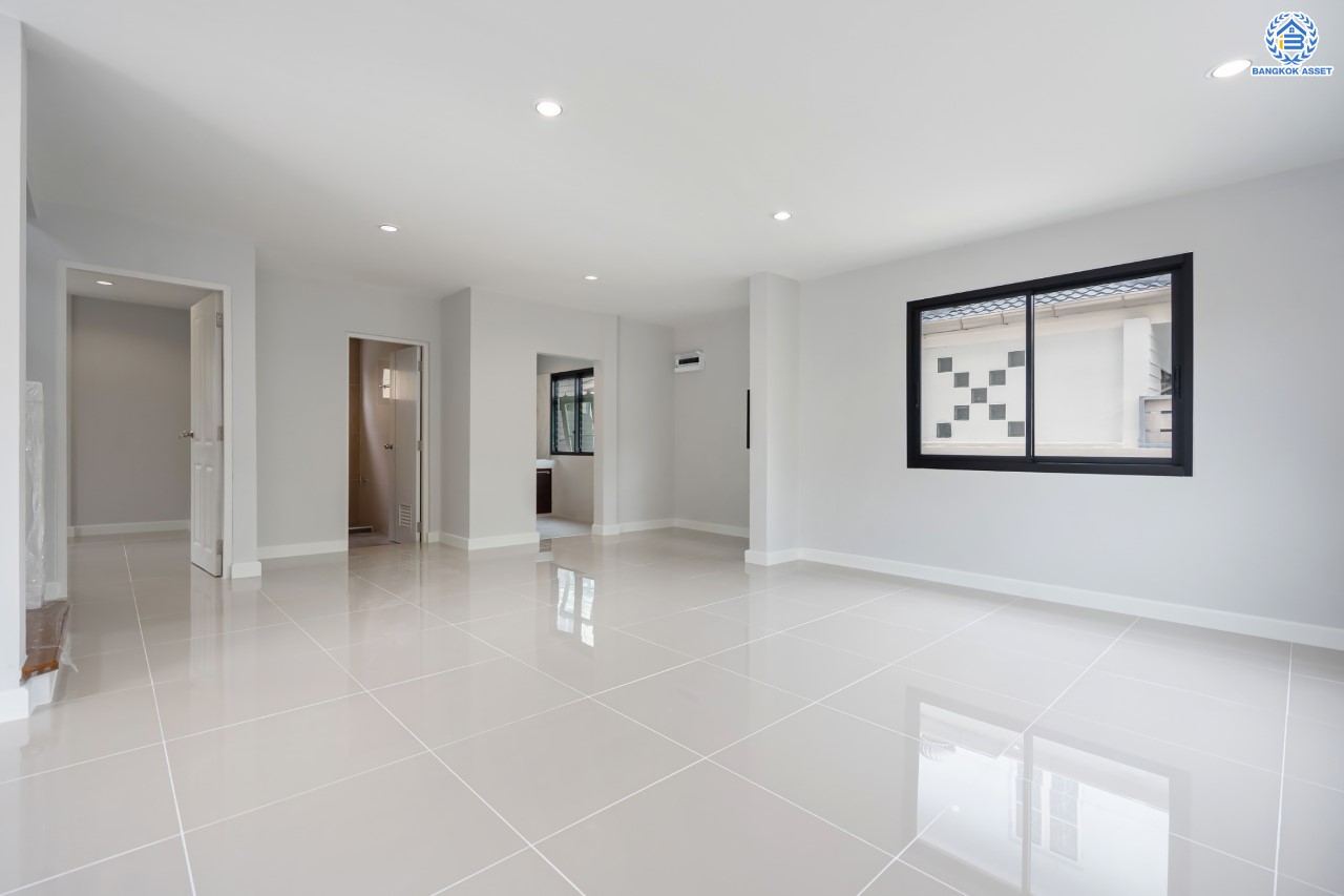 บ้านมือสองตกแต่งใหม่ ม.ชัยพฤกษ์ บางบัวทอง บ้านเดี่ยวหลังมุม แบรนด์ LH เนื้อที่ 72.5 ตร.ว. ฟังก์ชัน 3 ห้องนอน 3 ห้องน้ำ 1 ห้องอเนกประสงค์ จอดรถได้ 1 คัน พร้อม Facilities ครบครัน บนทำเลเดินทางสะดวก ติดถนนบางกรวย-ไทรน้อย ใกล้เซ็นทรัลเวสต์เกต และรถไฟฟ้าสายสีม่วง "สถานีบางพลู"